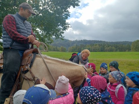 Děti s koněm - zvířá