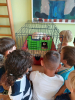 Děti pozorují zvířátka v kleci