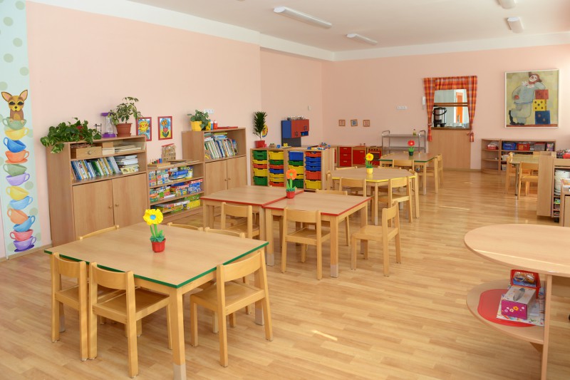 Školka Sluníčko – třída Soviček, pohled na jídelní část a hrací koutek, knihovnička 